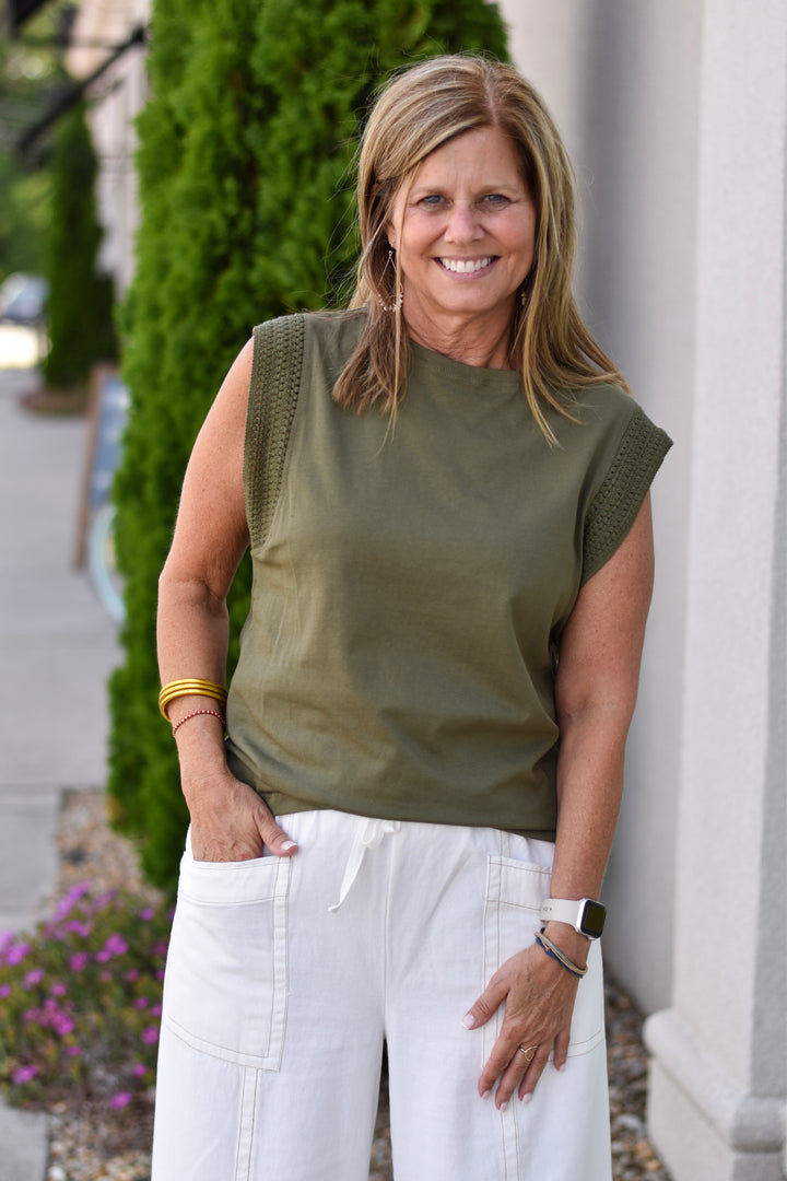 Delicate Detail Trim Sleeveless op