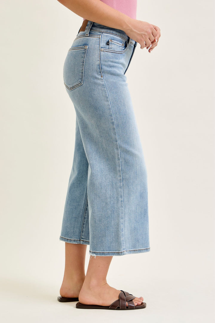 Judy Blue Easygoing Mid-Rise Crop Jeans